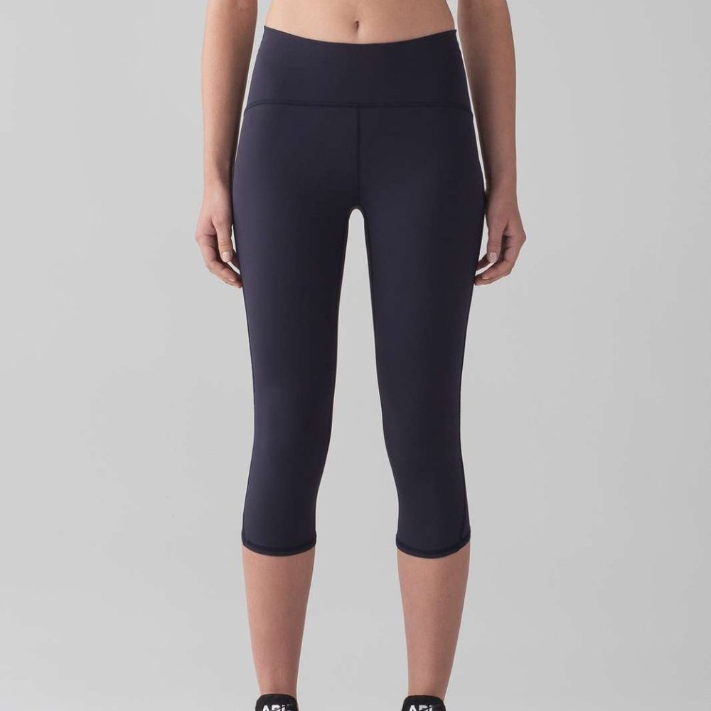 LULULEMON navy train times crop